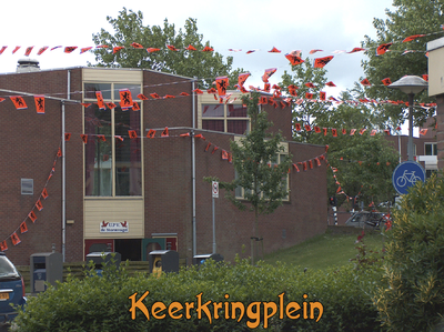 716545 Fotopaneeltje, met een afbeelding van de oranjeversiering op het Keerkringplein te Utrecht. De versiering is ...